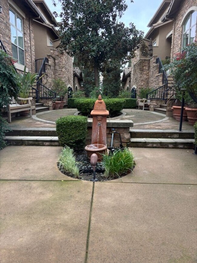 Building Photo - Beautiful Pavilions Condo!