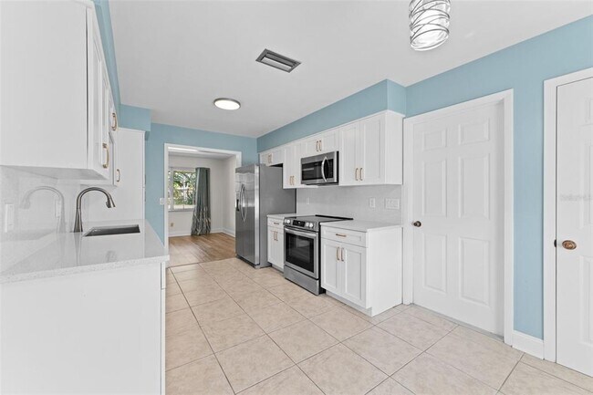 Building Photo - 1908 N Village Ave