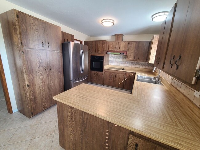 Building Photo - Spacious 4 bed 2 bath + 2 car garage & lar...