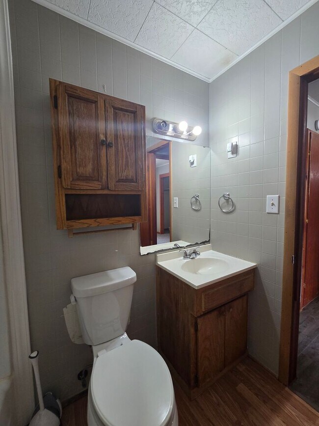 Building Photo - 3 bed 1 bath in Tecumseh!
