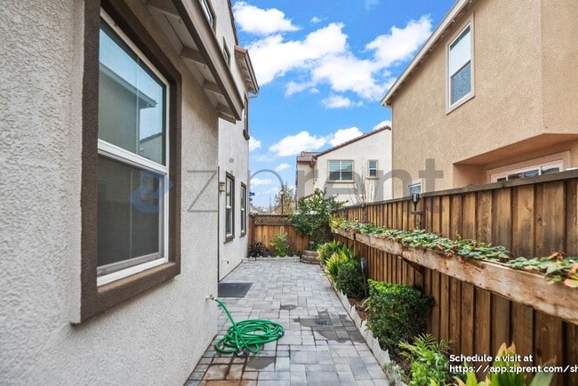 Building Photo - 1339 Sauvignon St