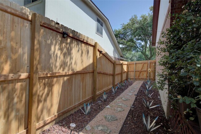 Building Photo - 1021 Sweet Melissa Dr