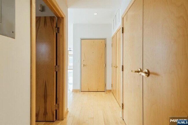 Building Photo - 30 Park Ave