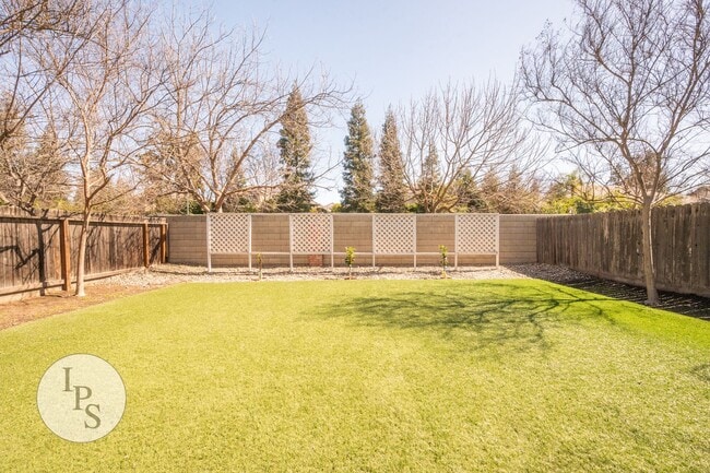 Building Photo - WoodWard Lake Home, 3BR/2.5BA, Built 1986 ...