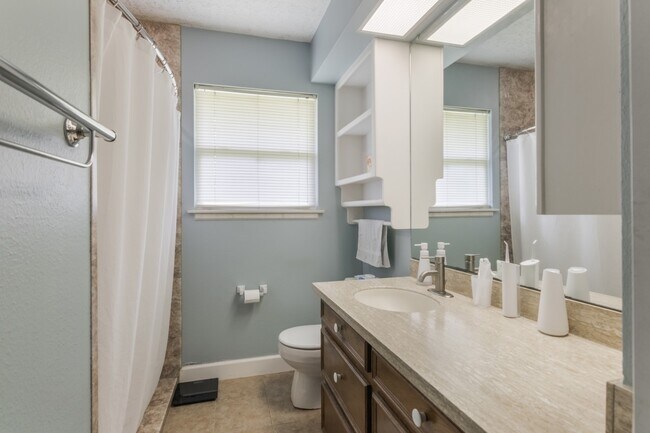Building Photo - 3212 Thornwood Dr