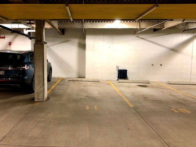 Building Photo - 2BR/2BA Condo Available October 1st!! - Great Downtown Location!!