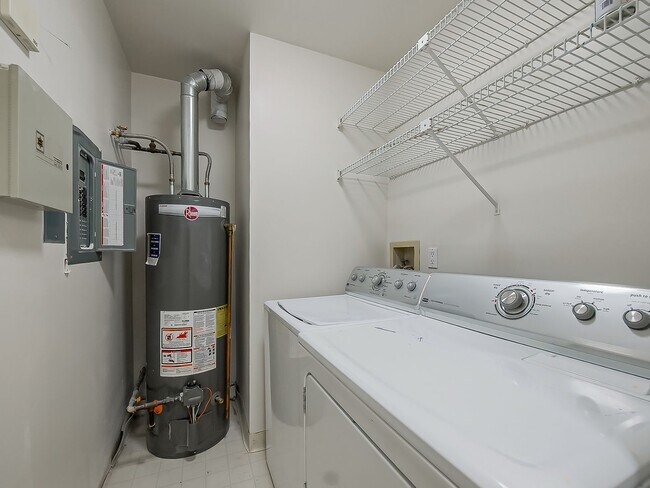 Building Photo - AVAILABLE NOW! Inviting 2-Bedroom, 2-Bath Condo in a Convenient Farmington Hills Community