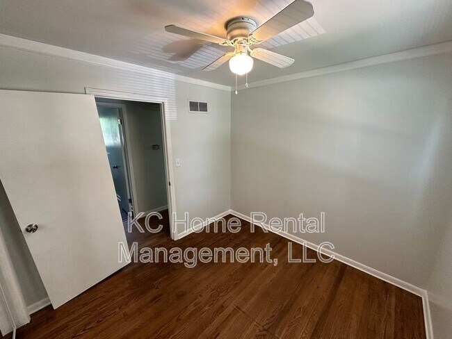 Building Photo - 7219 Ridge Ave