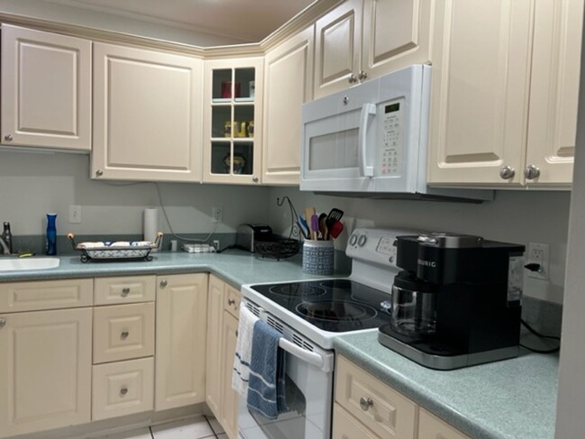 Building Photo - Fully Furnished-Short or Long Term Rental-...