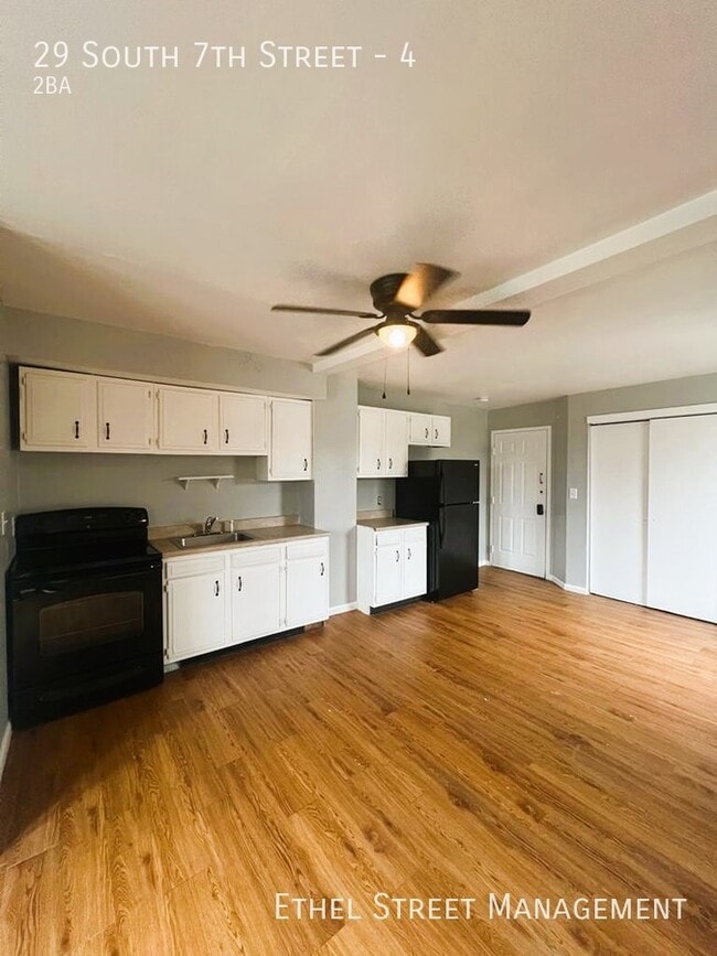 Building Photo - Newly-Updated 2 Bedroom Apartment