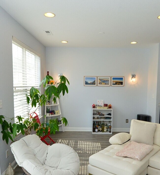 Building Photo - Beautiful Townhome/condo