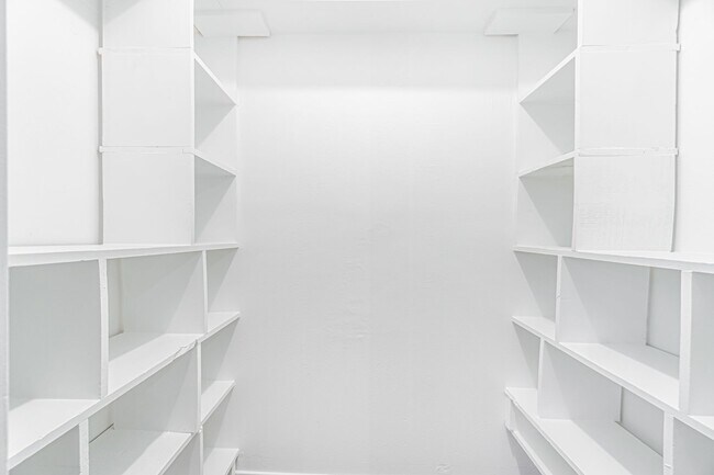 Building Photo - Beautiful home in an established neighborhood with a new roof is waiting for you!