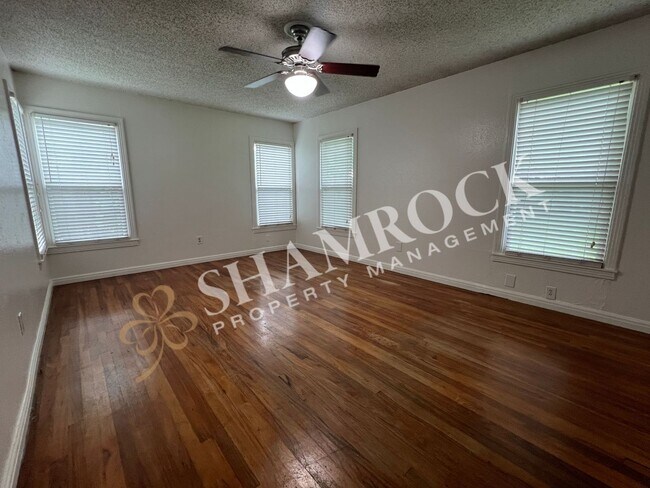 Building Photo - Central Waco Home