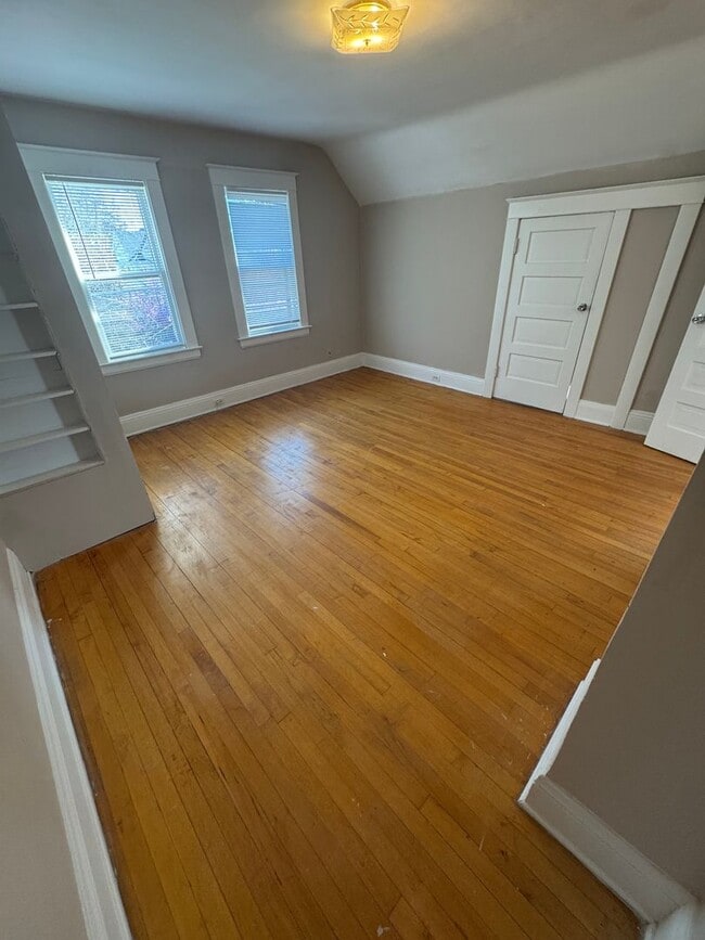Building Photo - Beautiful 3 Bedroom 1.5 Bathroom Historic ...