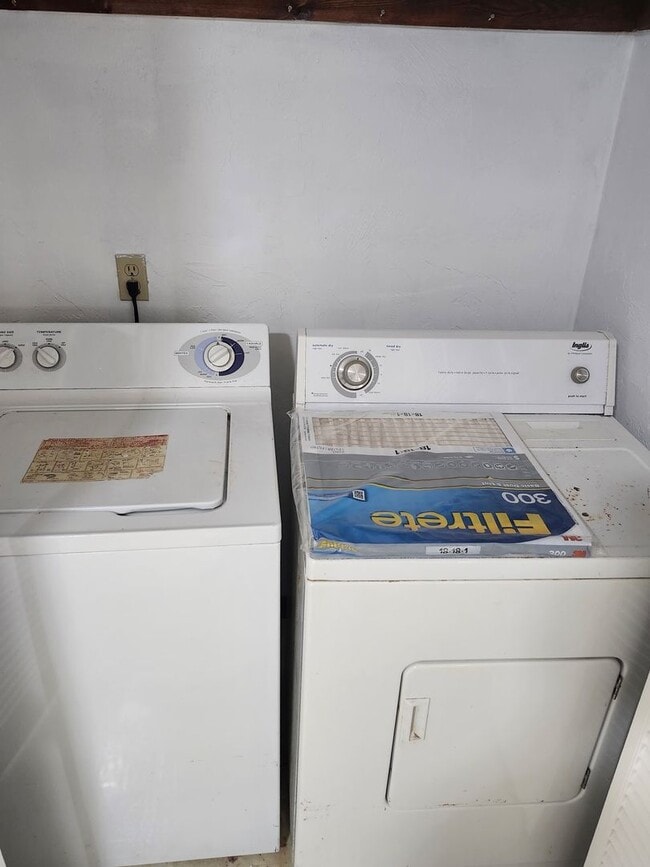 Building Photo - 1872 Darryl Dr