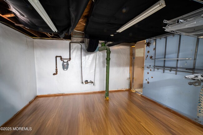 Building Photo - 341 David St