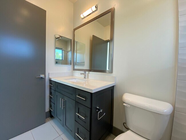 Building Photo - NEWER  4BED 3 BATH FRONT TOWNHOME*HWFLS*BALCONY*W/D IN  UNIT* CENTRAL AIR/HEAT* *STAINLESS  APPLI...