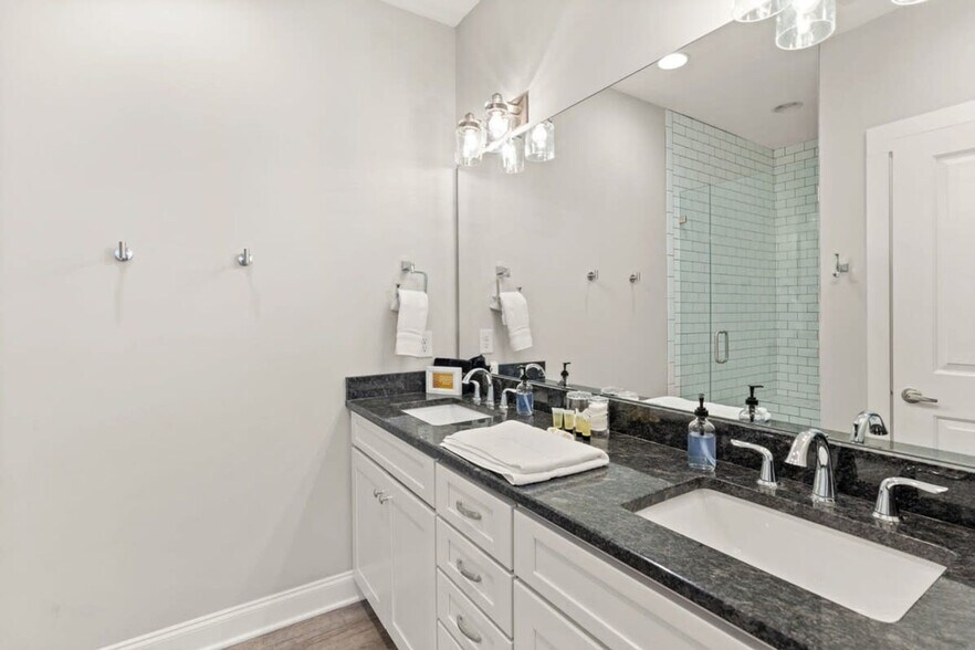 Building Photo - 505 Wedgewood Ave