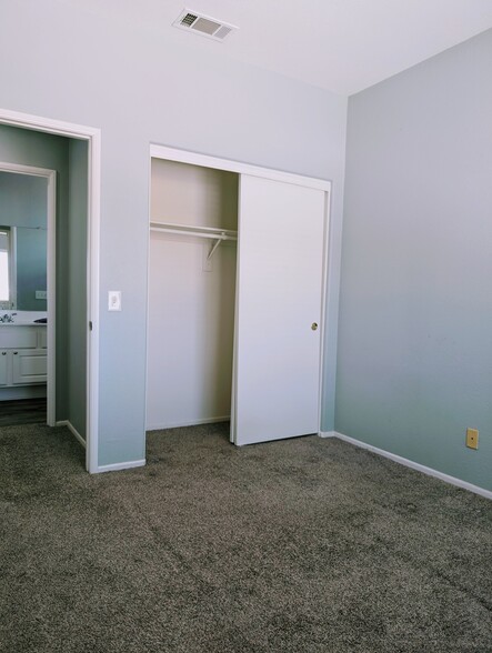 Building Photo - 6815 N Escena St