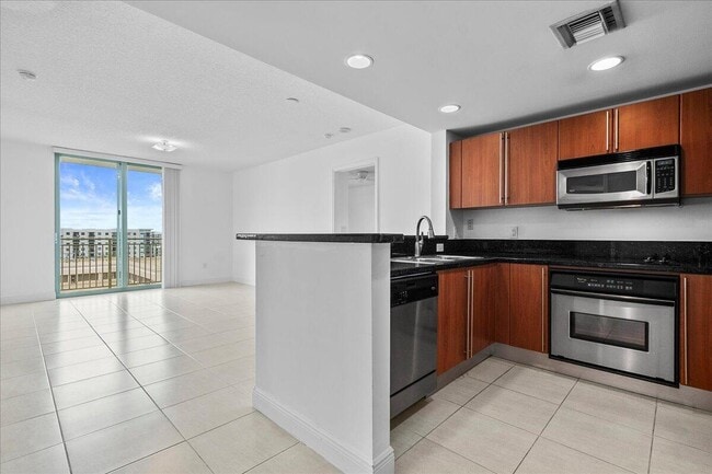 Building Photo - 610 Clematis St
