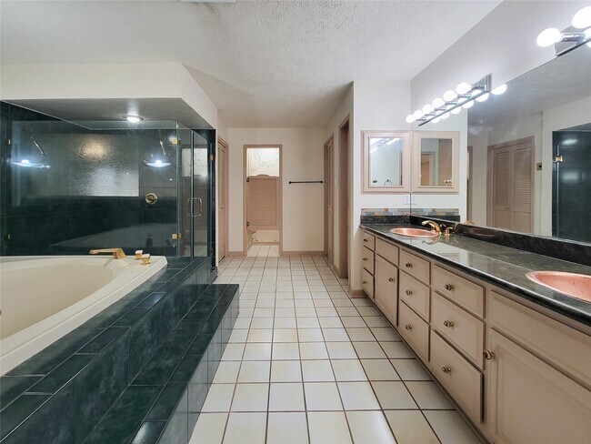 Building Photo - 4717 Country Club View