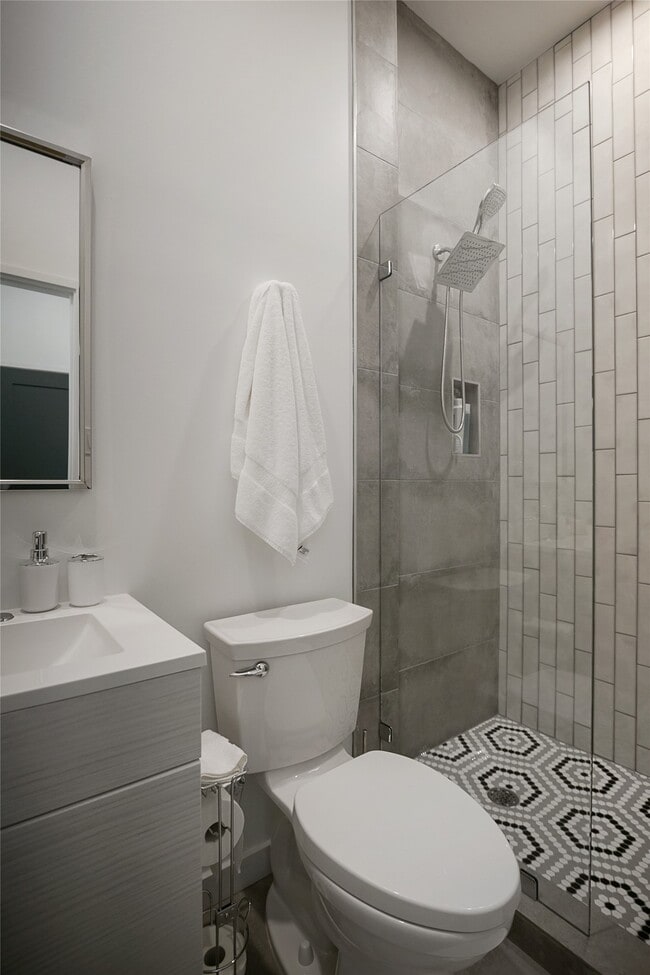 Building Photo - 511 Memorial Heights Dr