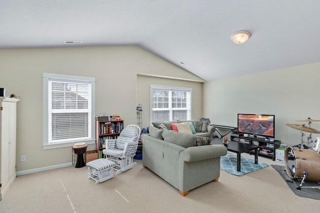 Building Photo - Lovely 4 bedroom home with neighborhood pool