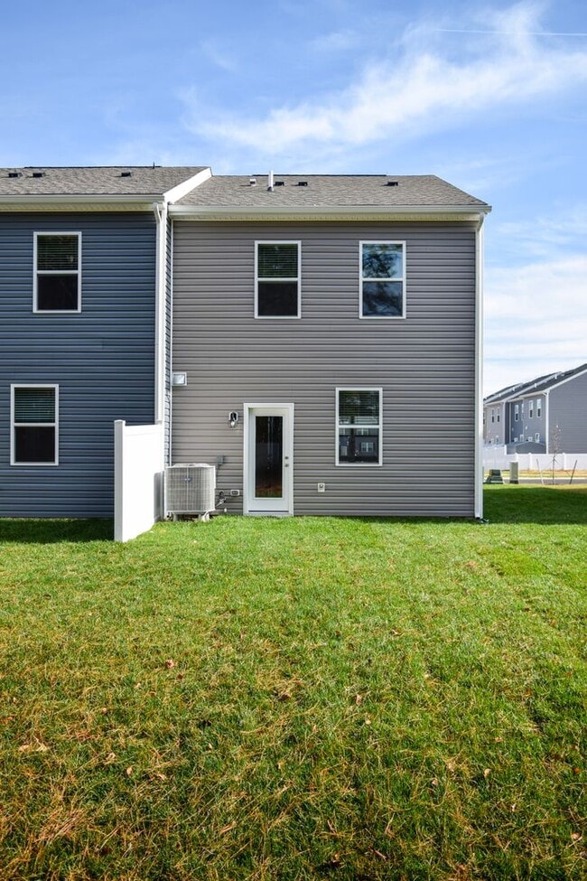 Building Photo - Stunning Brand New Townhome