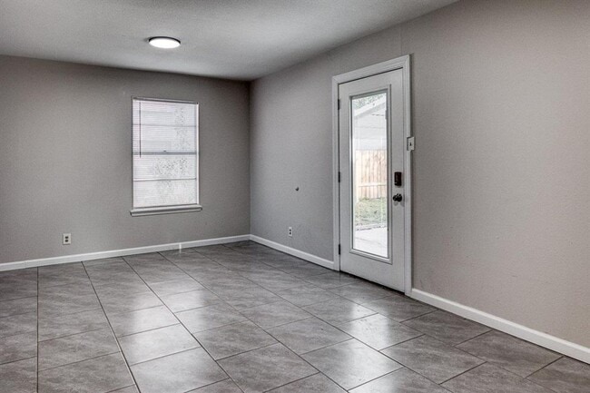 Building Photo - 3bedroom 1 bath remodeled