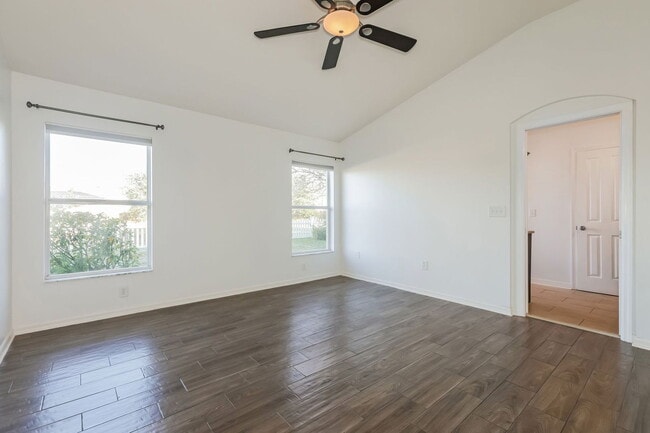 Building Photo - 6935 Runner Oak Dr