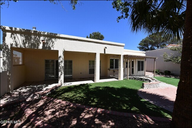 Building Photo - 1004 Los Jardines Cir