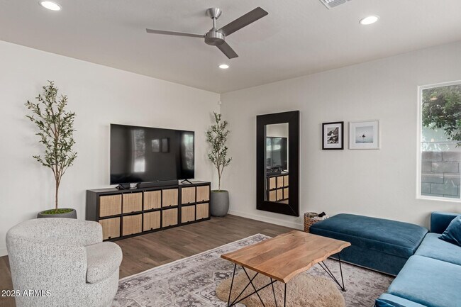 Building Photo - 3746 E Earll Dr