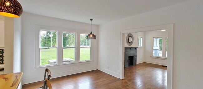 Building Photo - Adorable Red Bank Home!