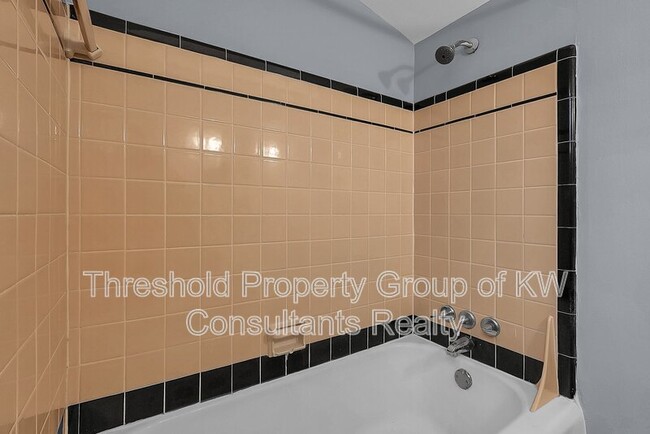 Building Photo - 851 Kenwick Rd