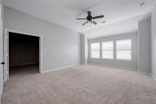 Building Photo - 46 Sandwell Place