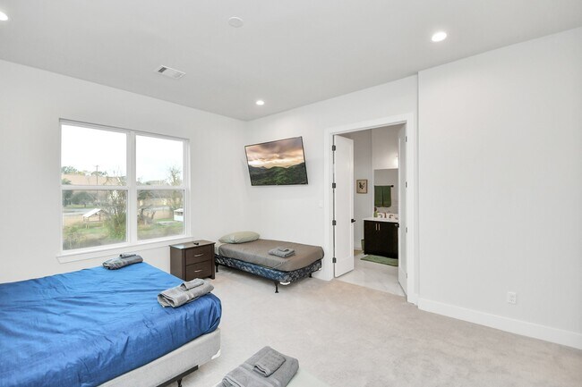 Building Photo - 6115 Campos Dr