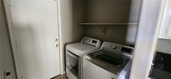 Building Photo - 190 Renville Ct