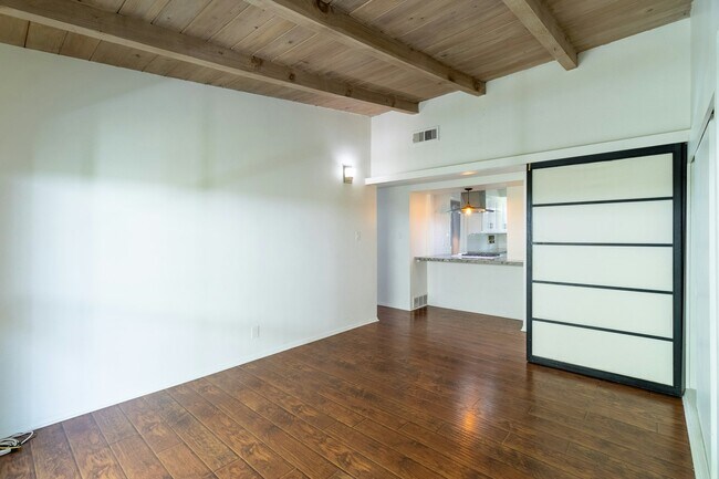 Building Photo - 5652 Fallbrook Ave