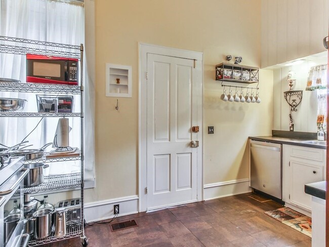 Building Photo - 509 E Luhn St