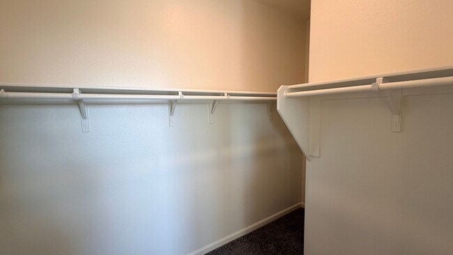 Building Photo - Luxurious upgraded 5BR 2 bath new home - premium lot.