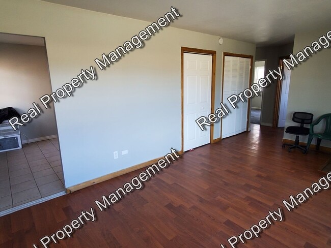 Building Photo - Updated Hessville 3 Bedroom Ranch