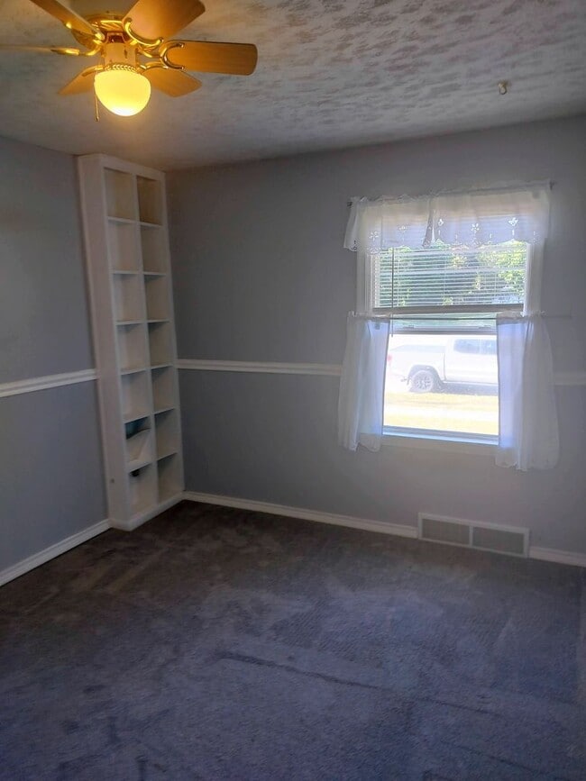 Building Photo - Charming 2-Bedroom Upper Duplex Unit in Ogden!