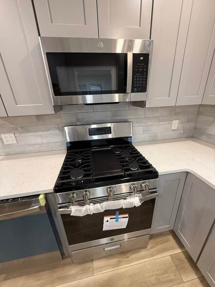 gas range - 4185 Eastway Rd