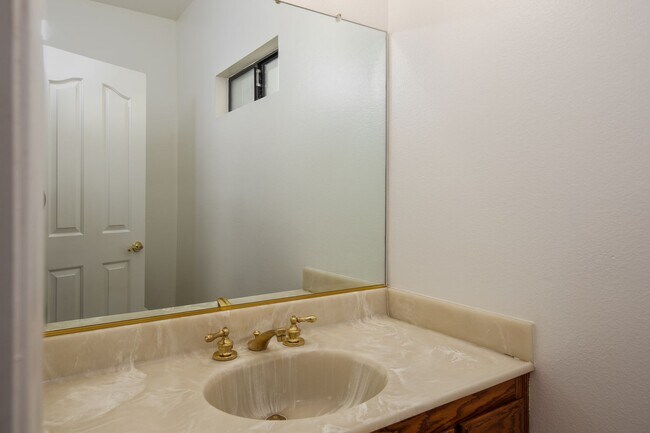 Building Photo - Spacious 4 Bedroom 3.5 Baths with Views!!