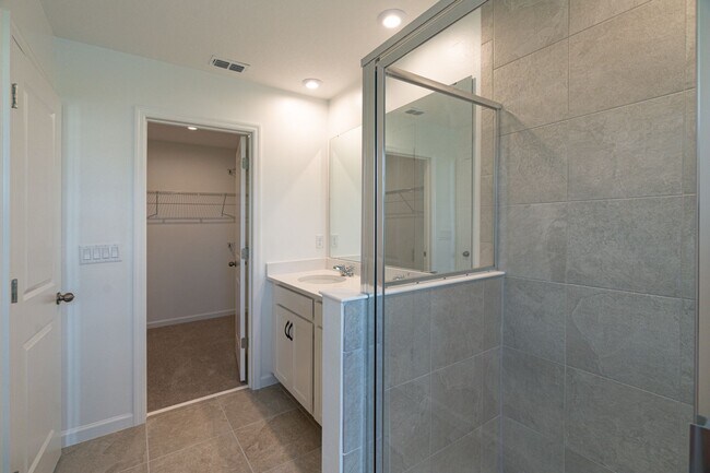 Building Photo - Almost Brand New 3 beds 2.5 baths in East ...