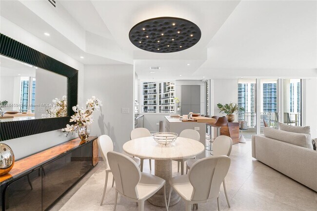 Building Photo - 801 Brickell Key Blvd