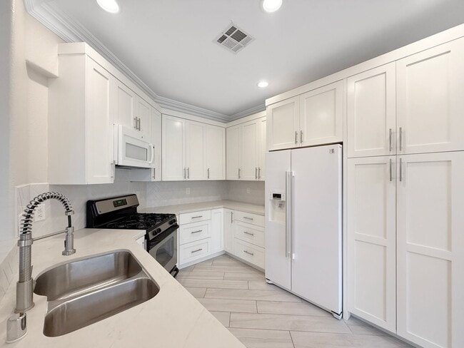 Building Photo - Great 3B/2.5BA House in Gated Community in...