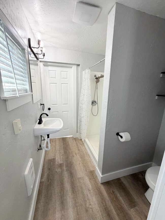 Building Photo - 2 Bedroom, 1 Bathroom Home