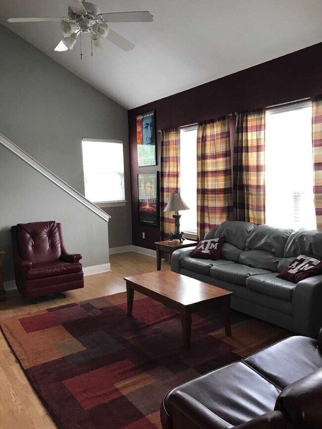 Building Photo - Spacious Condo in Fox Run Condos!