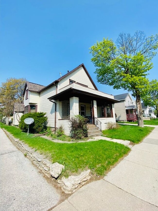 Building Photo - 1237 E Walnut St